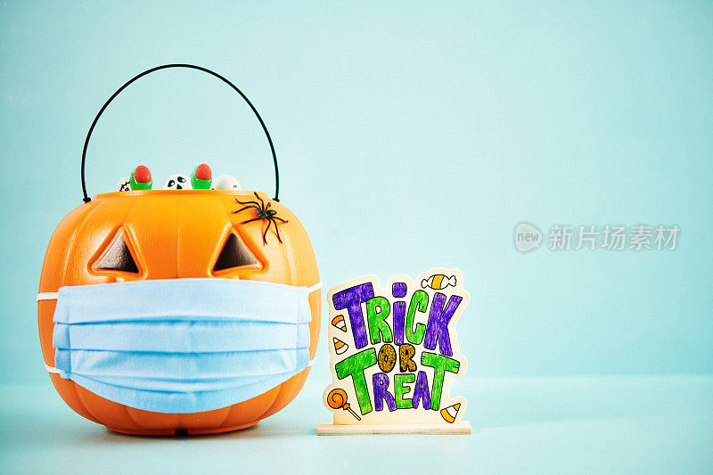 杰克O'Lantern Trick or Treat桶与面具和标志万圣节背景